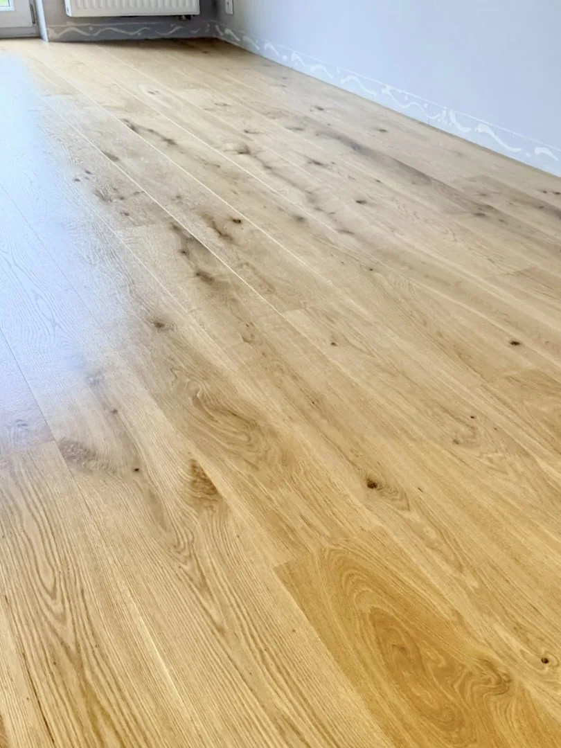 Deska warstwowa debowa po renowacji, naturalny kolor drewna